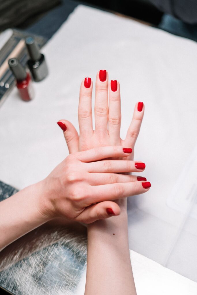 Profesjonalny manicure w salonie beauty – zadbane dłonie klientki