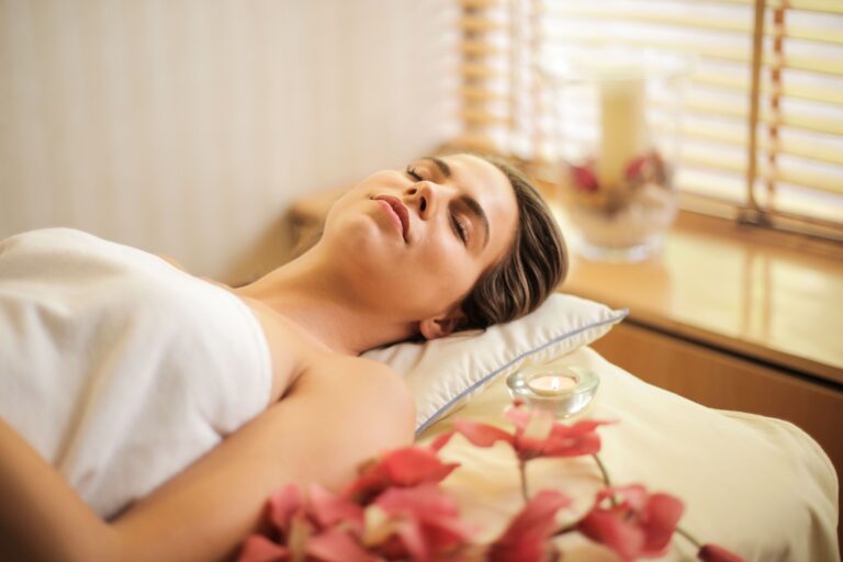 Relaksujący zabieg spa na ciało w salonie kosmetycznym