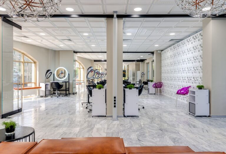 Nowoczesny salon beauty z lusterkami i stanowiskami zabiegowymi
