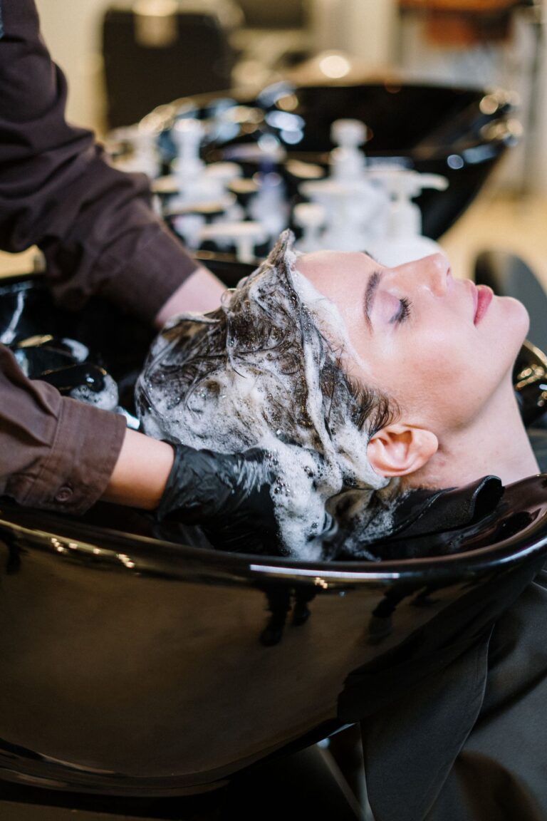 Mycie włosów w nowoczesnym salonie fryzjersko-beauty