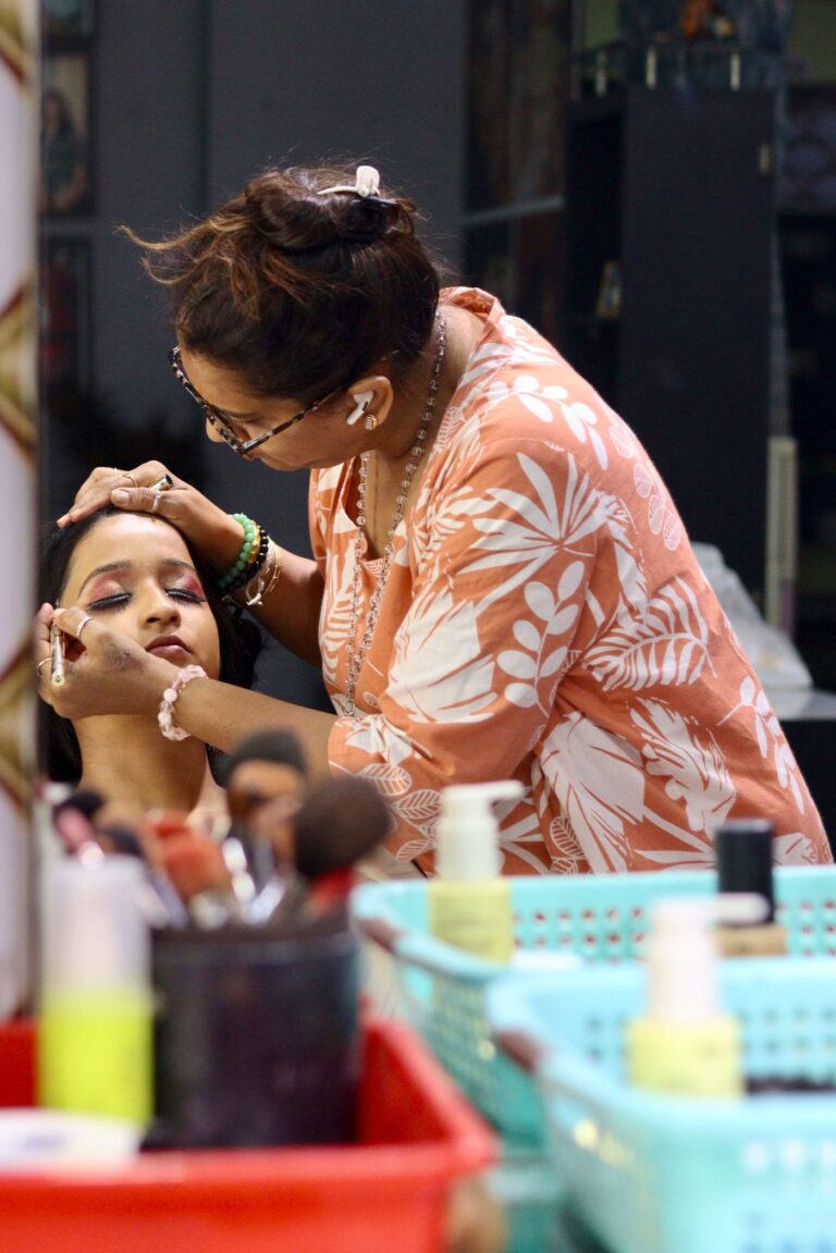 Makijażystka maluje klientkę w salonie beauty przed ślubem